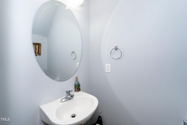 bathroom featuring sink