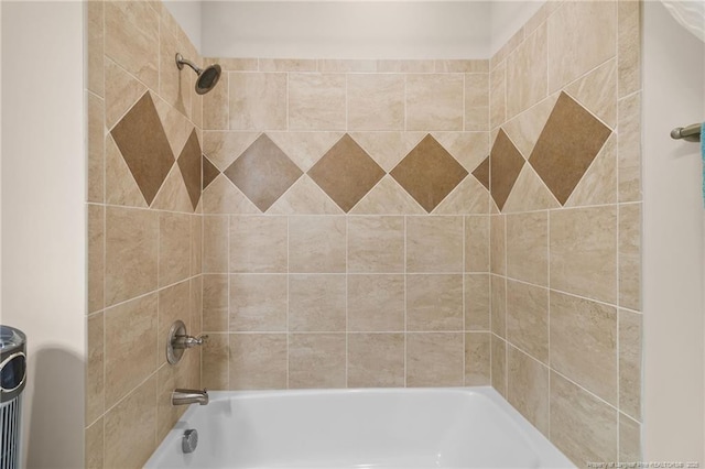 bathroom with tiled shower / bath