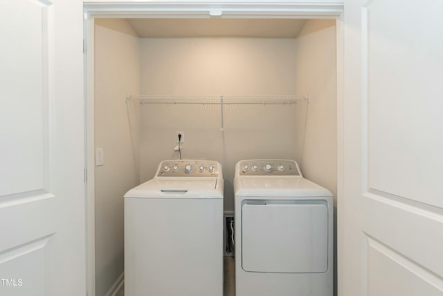 washroom featuring washing machine and clothes dryer