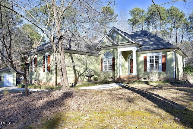 view of front of house featuring an outdoor structure