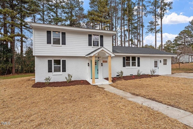 front facade featuring a front lawn