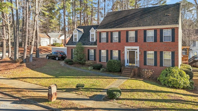 view of front facade featuring a front lawn