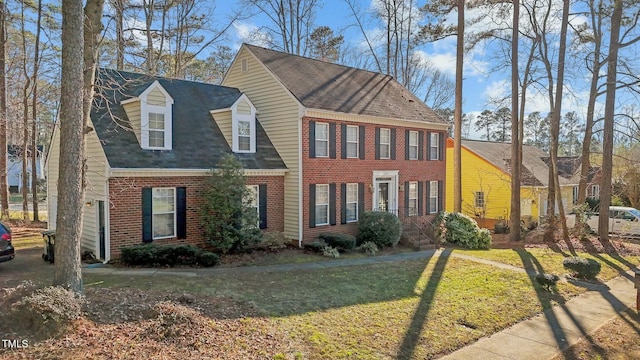 view of front of house featuring a front lawn