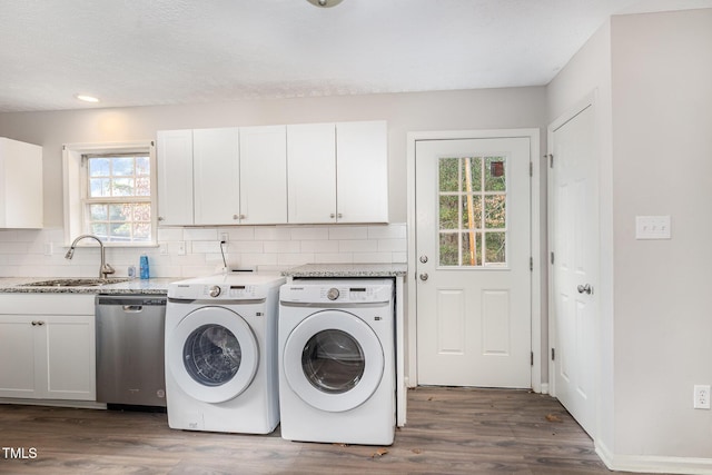 laundry area featuring a wealth of natural light, sink, cabinets, and independent washer and dryer