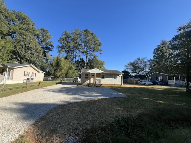 view of front of home featuring a front lawn