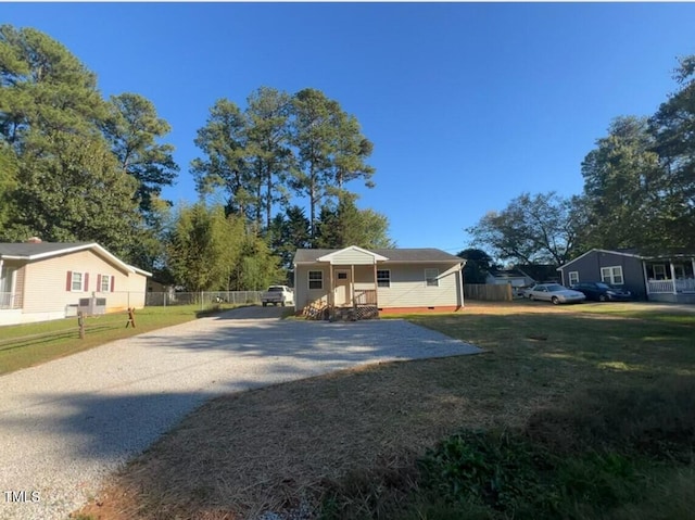 view of front of home featuring a front yard