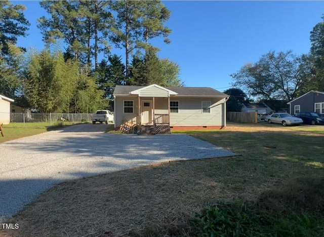 view of front of house featuring a front lawn