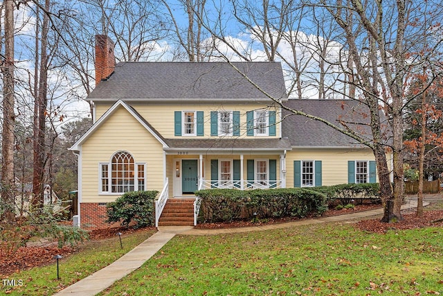 view of front of home featuring a front lawn