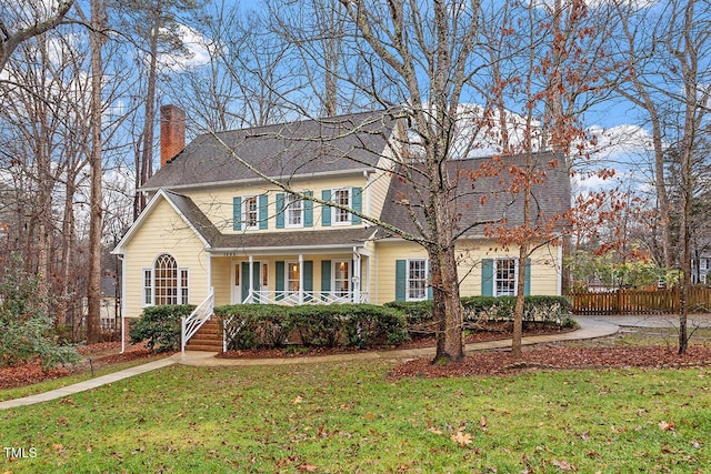 view of front facade featuring a front yard and a porch