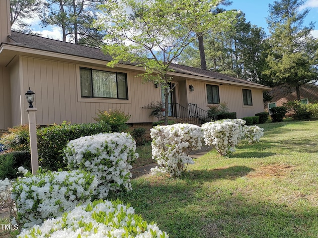 single story home with a front lawn