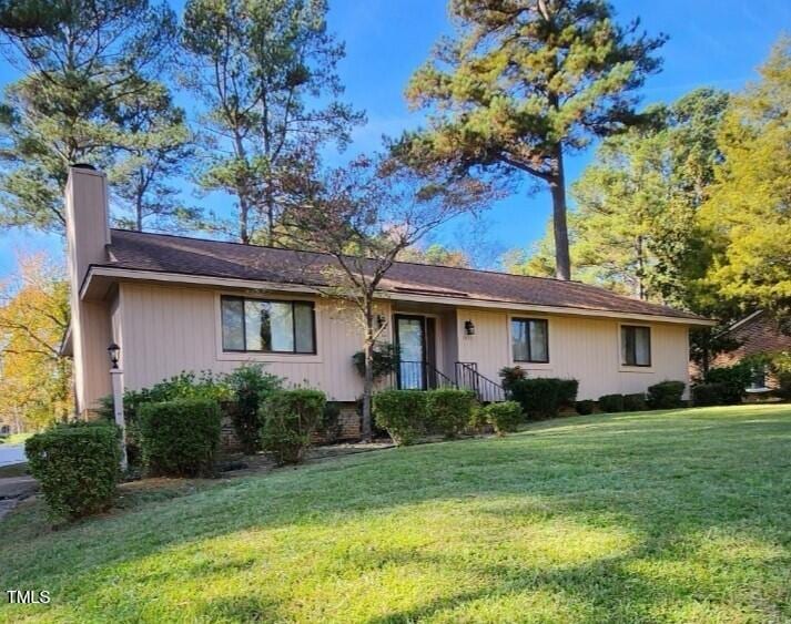 single story home featuring a front yard