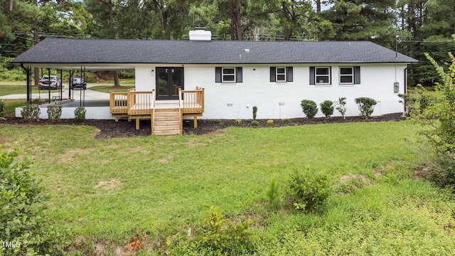 view of front of house with a carport and a front yard