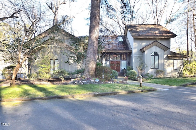 view of front of house with a front yard