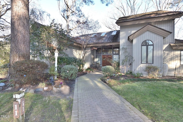 view of front facade with a front lawn