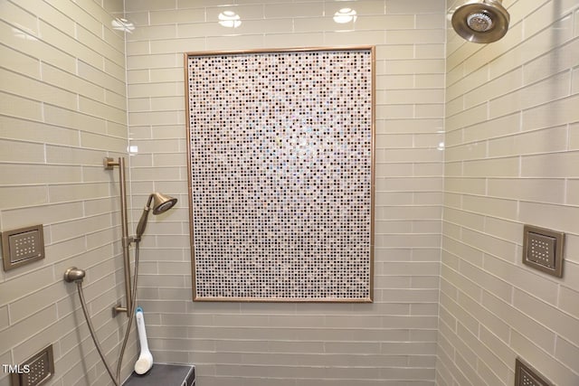 bathroom featuring a tile shower