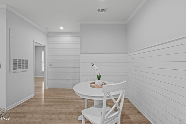 dining room with recessed lighting, visible vents, light wood-style floors, ornamental molding, and baseboards