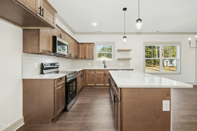 kitchen with stainless steel appliances, hanging light fixtures, dark hardwood / wood-style floors, sink, and tasteful backsplash