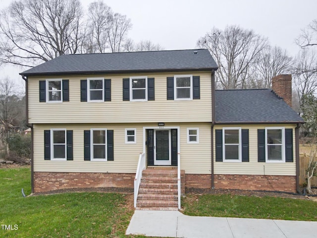 view of front of property featuring a front lawn