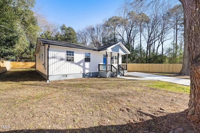 exterior space featuring a front lawn