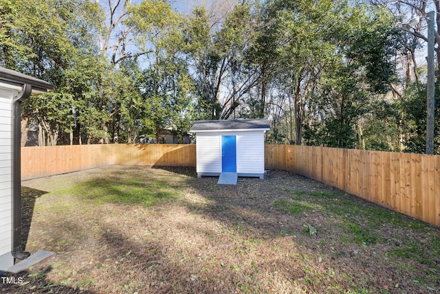 view of yard featuring a shed