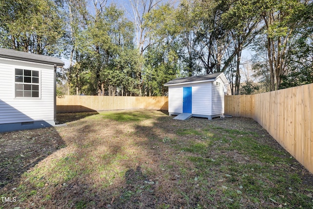 view of yard featuring a storage shed