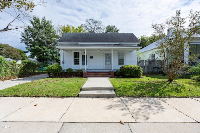 bungalow-style home featuring a front lawn