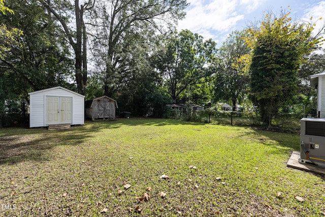 view of yard featuring a shed