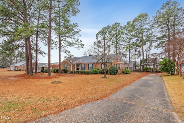 ranch-style house featuring a front yard