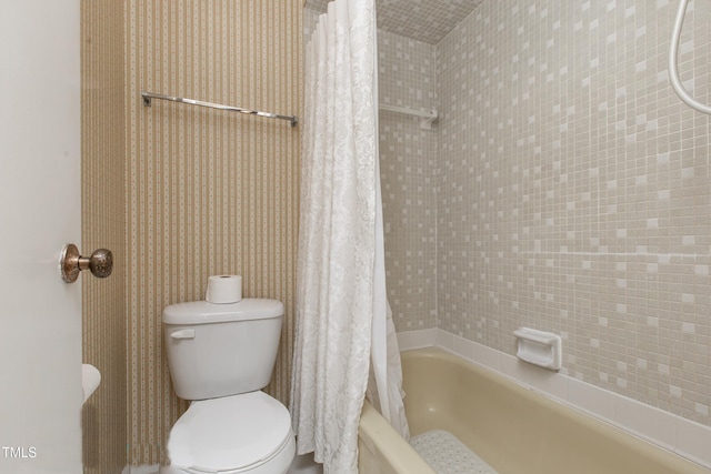 bathroom featuring toilet and shower / tub combo