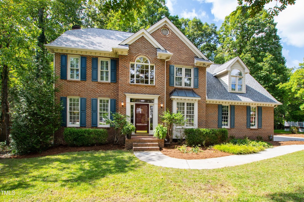 view of front of property featuring a front lawn