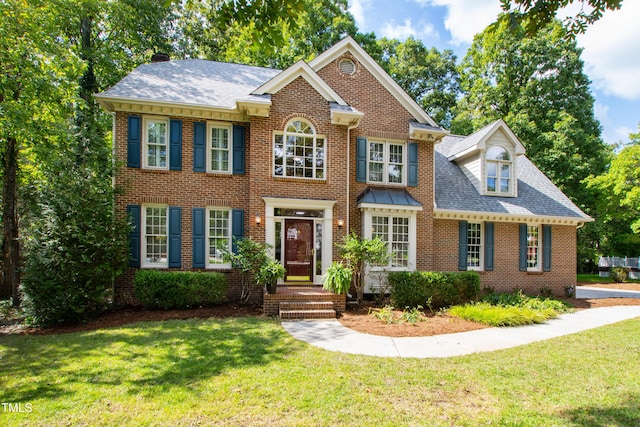 view of front of property featuring a front lawn