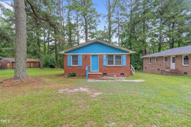 view of front of property featuring a front yard