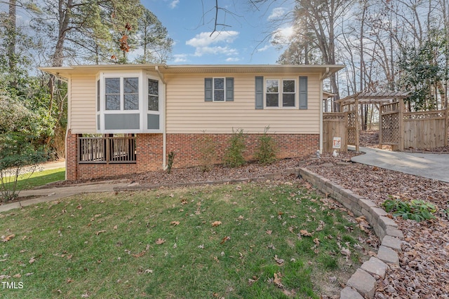 view of front of property featuring a front lawn