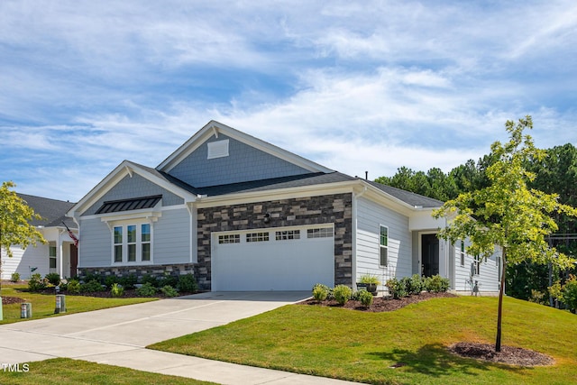 craftsman house featuring a garage and a front lawn