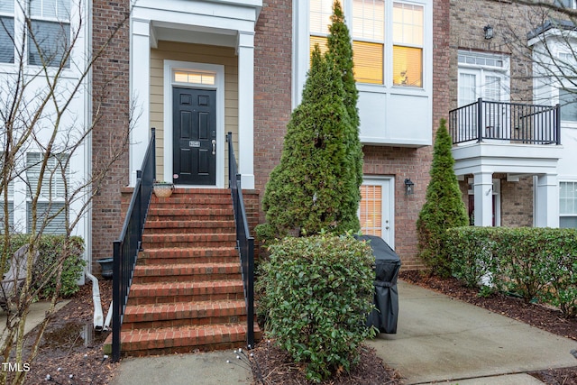 entrance to property featuring a balcony