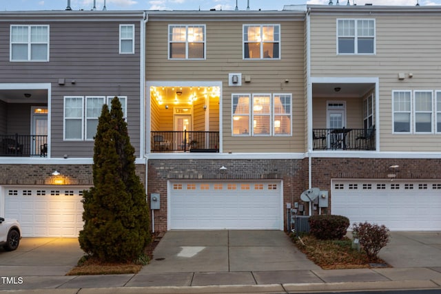 townhome / multi-family property featuring a garage