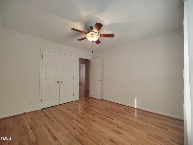 unfurnished bedroom with light wood finished floors, ceiling fan, baseboards, and a closet