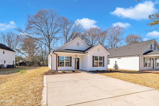 view of front of home with a front lawn