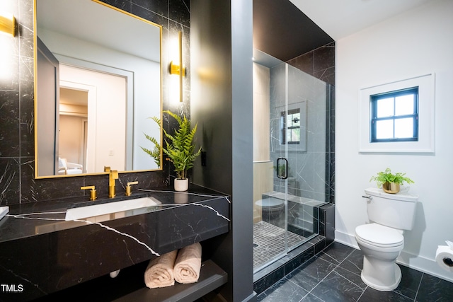 bathroom with tasteful backsplash, toilet, an enclosed shower, and sink