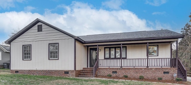 view of front facade with a porch and a front yard