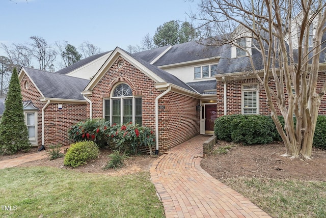 view of front of property featuring a front yard