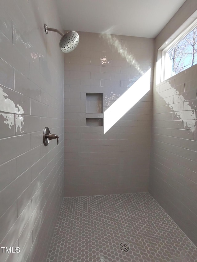 bathroom featuring tiled shower