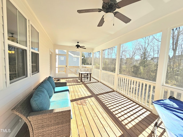 sunroom with ceiling fan