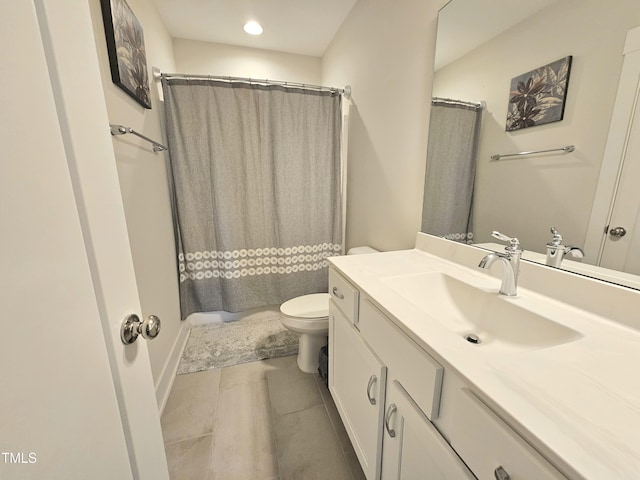 bathroom featuring a shower with curtain, vanity, and toilet