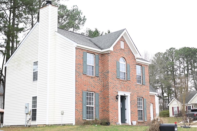 view of front of house featuring a front lawn