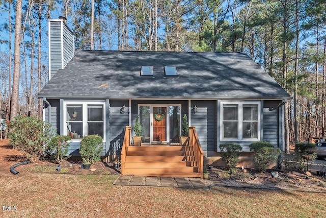 view of front of property featuring a front lawn