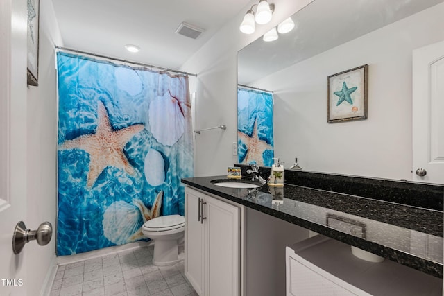 bathroom featuring a shower with curtain, vanity, and toilet