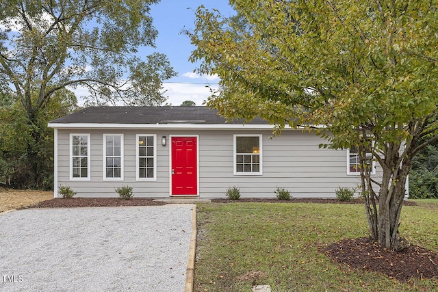 view of front of home featuring a front lawn