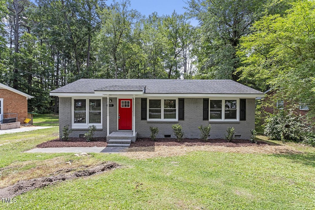 view of front of property featuring a front lawn