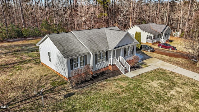 view of front of property featuring a front lawn